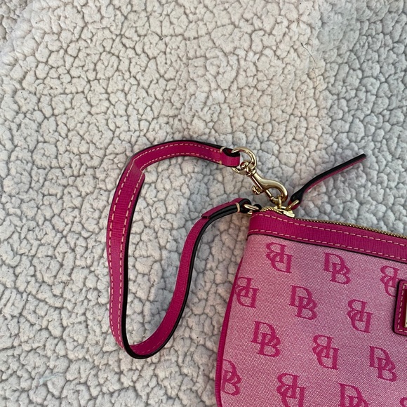 💯 Authentic Pink Dooney and Burke wristlet - Picture 5 of 6